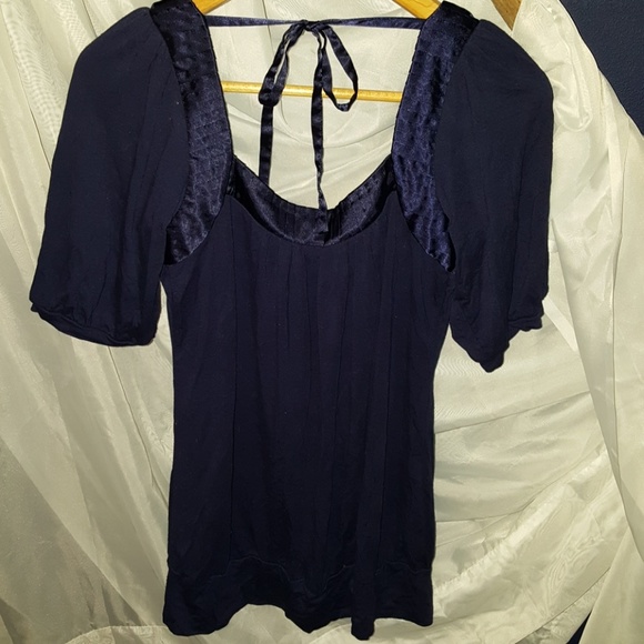 🎉LIKE NEW🎉 navy blue top with satin detail - Picture 2 of 4